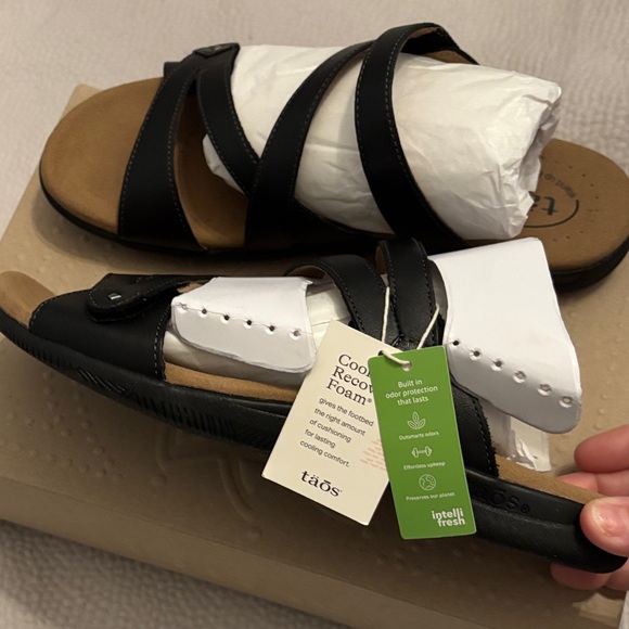 Taos New in Box Black Strappy Sandals - Picture 5 of 8